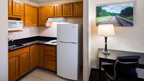 Suite, 1 King Bed, Non Smoking, Refrigerator & Microwave (Living Room;with Sofabed) | Private kitchenette | Microwave, coffee/tea maker