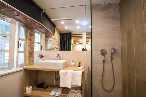 Deluxe Double or Twin Room | Bathroom | Shower, free toiletries, hair dryer, slippers
