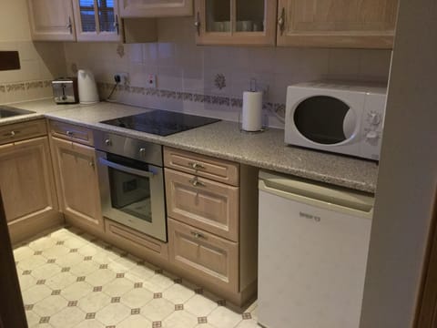 Full-size fridge, microwave, oven, stovetop