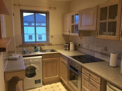 Full-size fridge, microwave, oven, stovetop