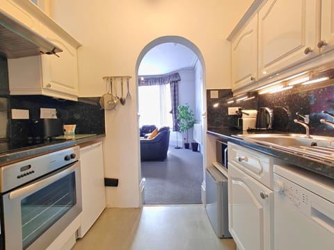 Apartment, 1 Bedroom, Ground Floor | Private kitchen | Full-size fridge, microwave, oven, stovetop