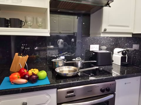 Apartment, 1 Bedroom, Ground Floor | Private kitchen | Full-size fridge, microwave, oven, stovetop