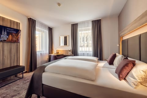 Superior Double Room (Cathedral View) | Hypo-allergenic bedding, minibar, in-room safe, desk