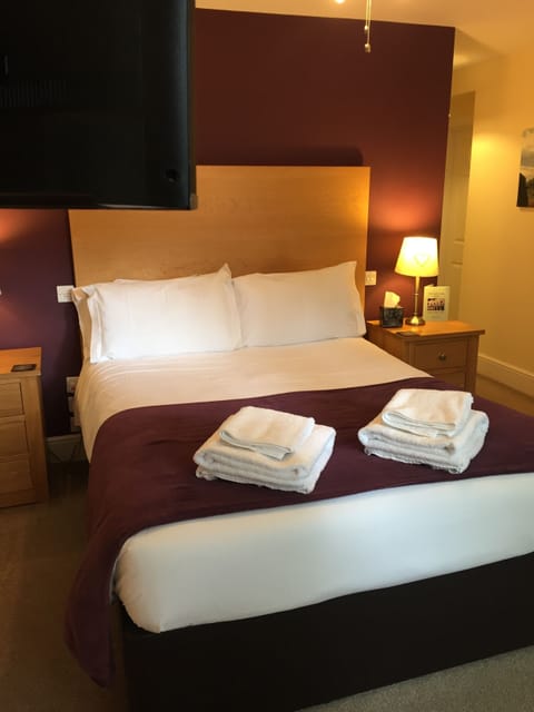 Room, 1 King Bed | Desk, iron/ironing board, free WiFi, bed sheets