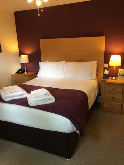 Room, 1 King Bed | Desk, iron/ironing board, free WiFi, bed sheets