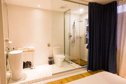 Tatami Double Room | Bathroom | Free toiletries, hair dryer, slippers, towels