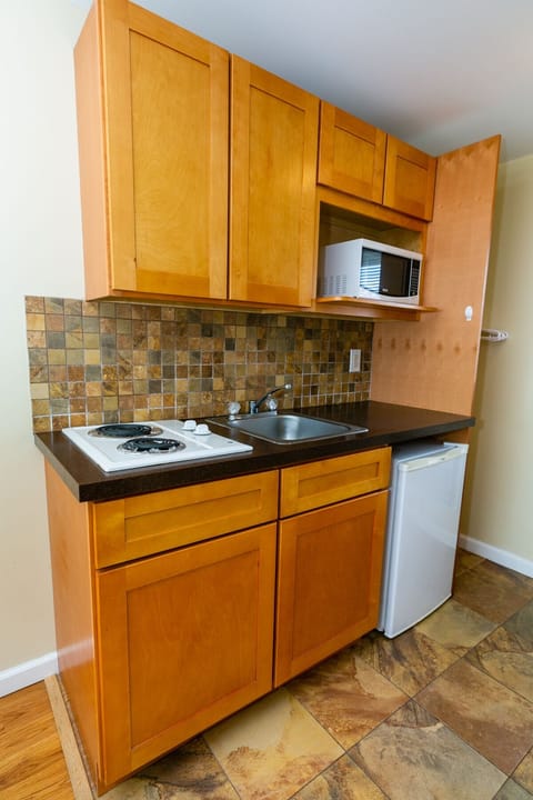 Room, Non Smoking | Private kitchenette | Fridge, microwave