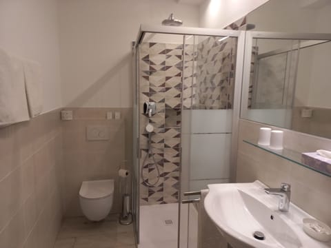 Superior Double Room | Bathroom | Hair dryer, heated floors, towels, soap