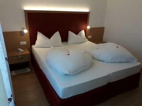 Superior Double Room | In-room safe, desk, free WiFi, bed sheets