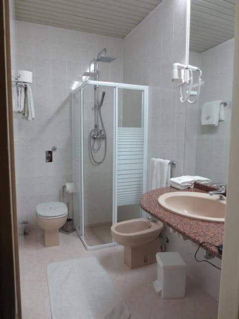 Double Room | Bathroom | Shower, free toiletries, hair dryer, towels