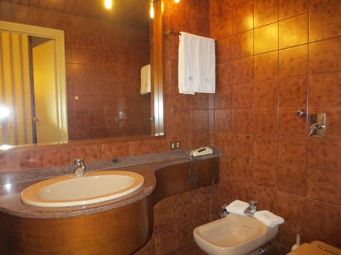 Economy Double Room | Bathroom | Shower, free toiletries, hair dryer, towels