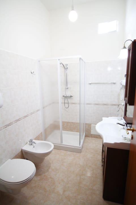 Comfort Room, 1 Bedroom | Bathroom | Shower, hair dryer, bidet, towels