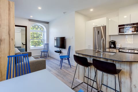 Loft (207) | Private kitchen | Full-size fridge, microwave, oven, stovetop