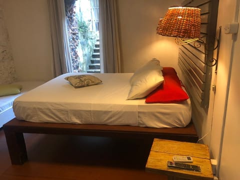 Triple Room | Desk, blackout drapes, free WiFi, bed sheets