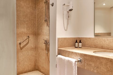 Standard Single Room | Bathroom | Shower, eco-friendly toiletries, hair dryer, towels