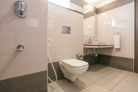 Deluxe Room, 1 Queen Bed, Non Smoking, City View | Bathroom | Shower, free toiletries, hair dryer, towels