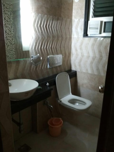 Deluxe Single Room, 1 Bedroom, Accessible, Smoking | Bathroom | Shower, towels