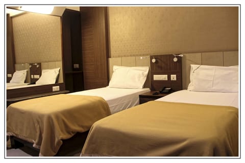 Deluxe Double or Twin Room, 1 Bedroom, Accessible, Smoking | 1 bedroom, in-room safe, desk, soundproofing