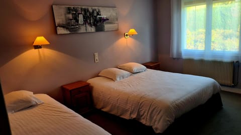 Standard Triple Room, Bathtub | Desk, free WiFi, bed sheets