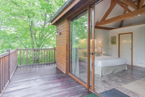 Romantic Cabin, Hot Tub | Egyptian cotton sheets, premium bedding, individually decorated