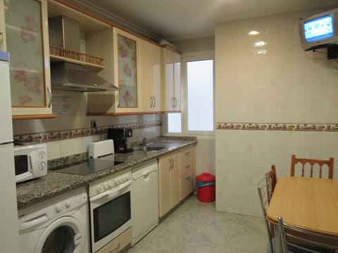 Apartment, 3 Bedrooms, 2 Bathrooms | Private kitchen