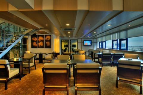 2 bars/lounges