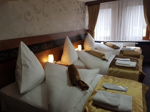 Triple Room, 3 Twin Beds | Minibar, in-room safe, free WiFi, bed sheets