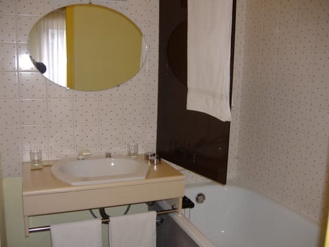 Twin Room, Garden View | Bathroom | Combined shower/tub, free toiletries, hair dryer, towels