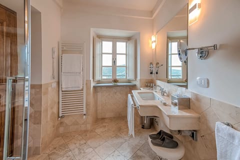 Junior Suite Gli Affreschi | Bathroom | Shower, rainfall showerhead, free toiletries, hair dryer