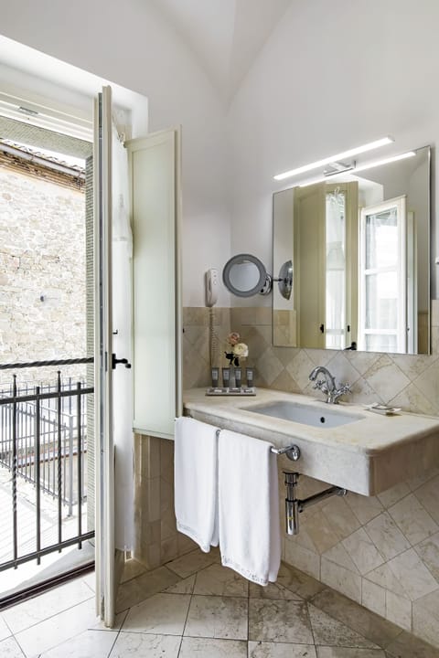 Deluxe Double Room Cortona's Roofs | Bathroom | Shower, rainfall showerhead, free toiletries, hair dryer