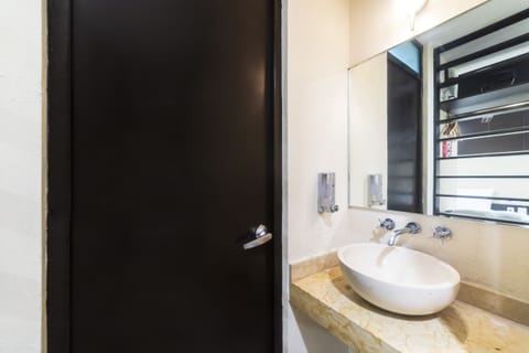 Triple Room | Bathroom | Shower, rainfall showerhead, designer toiletries, hair dryer