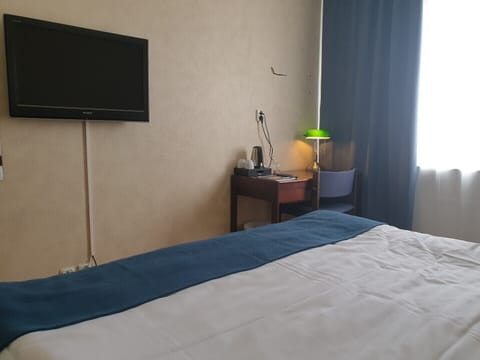 Comfort Room, 1 Queen Bed | Desk, laptop workspace, blackout drapes, free WiFi