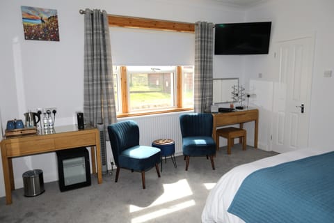 Double Room, Garden View, Ground Floor | Desk, blackout drapes, free WiFi, bed sheets