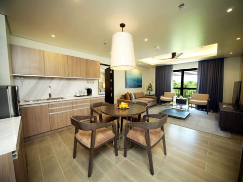 Grand Family Suite | Living area | LED TV, table tennis