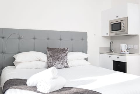 Deluxe Studio (Double or Twin ) | Premium bedding, desk, iron/ironing board, free WiFi