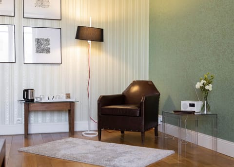 Deluxe Double Room, Ensuite (Agastache-1er étage) | Premium bedding, desk, laptop workspace, iron/ironing board