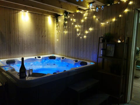 Indoor spa tub