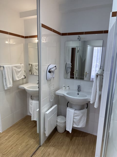 Deluxe Double Room | Bathroom | Free toiletries, hair dryer, towels