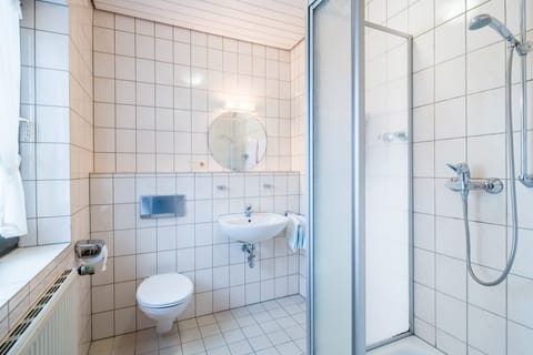 Basic Double Room | Bathroom | Shower, towels