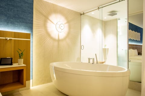 Preferred Club Honeymoon Suite Ocean View King | Deep soaking bathtub