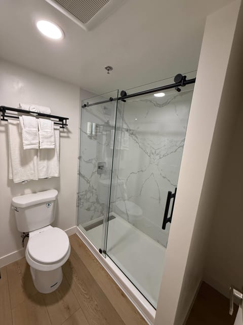 Standard Room, 1 King Bed, Non Smoking | Premium bedding, desk, laptop workspace, blackout drapes