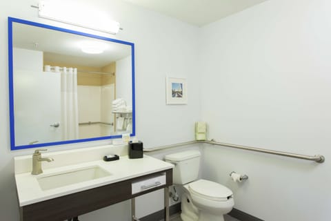 Studio, Accessible, Non Smoking | Bathroom | Free toiletries, hair dryer, towels