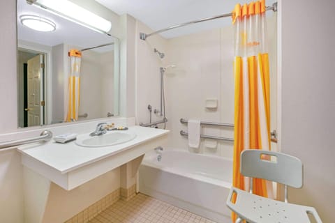 Combined shower/tub, free toiletries, hair dryer, towels