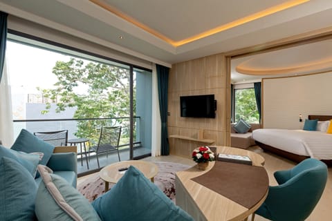 Junior Suite | Living room | 43-inch flat-screen TV with satellite channels, TV