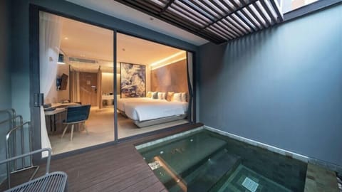 Deluxe Room with Private Jacuzzi | Minibar, in-room safe, desk, laptop workspace