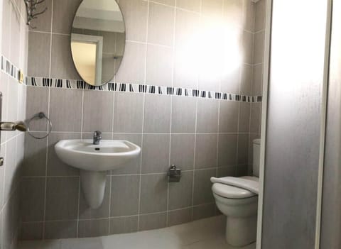 Standard Triple Room | Bathroom | Shower, free toiletries, hair dryer, slippers