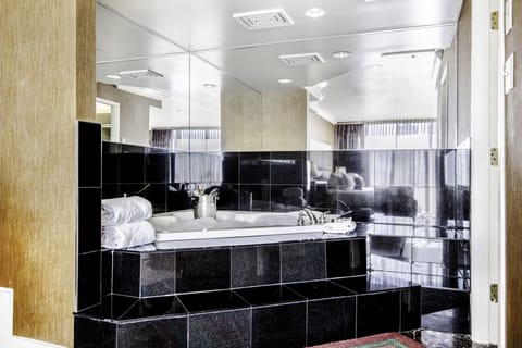 Honeymoon Suite | 1 bedroom, pillowtop beds, in-room safe, desk