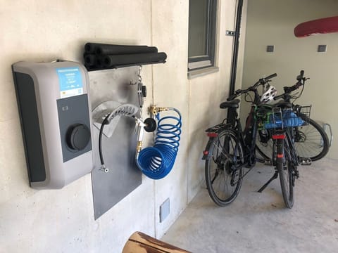 Electric vehicle charging station