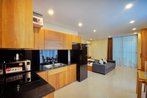 Deluxe Studio | Private kitchen | Fridge, microwave, electric kettle, cookware/dishes/utensils