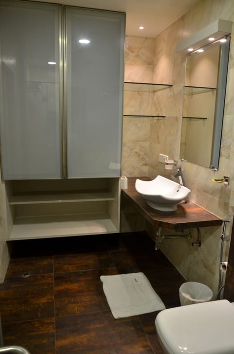 Penthouse | Bathroom | Shower, free toiletries, hair dryer, towels